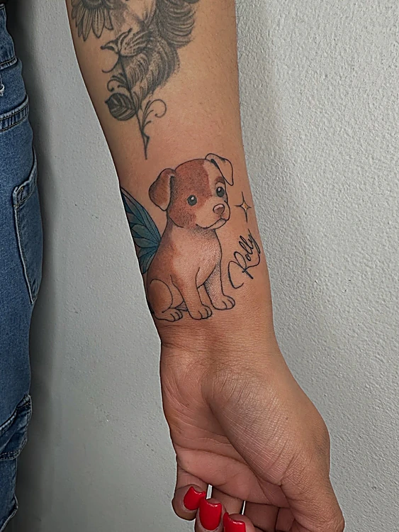 Cachorro ilustrado a color en la muñeca