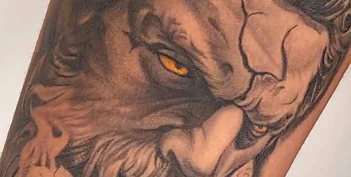 Poseidón en negro y gris, detalle de los ojos