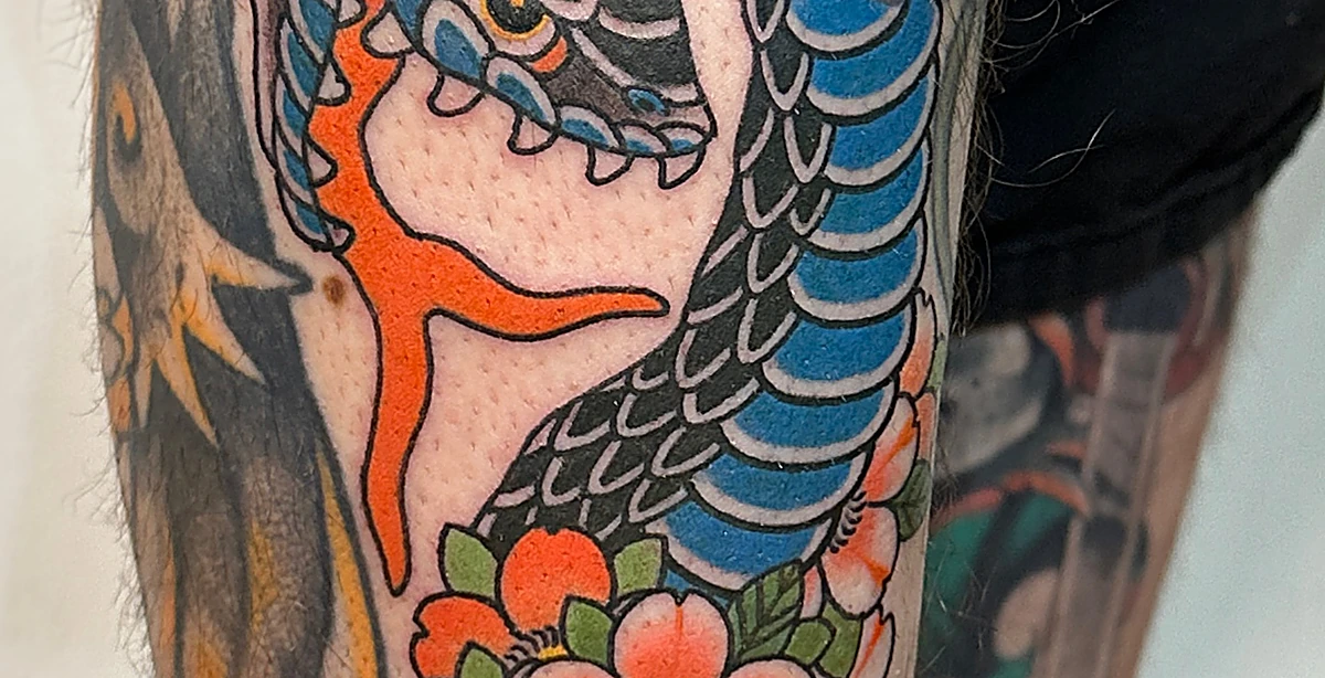 Serpiente azul con sakuras, detalle a color