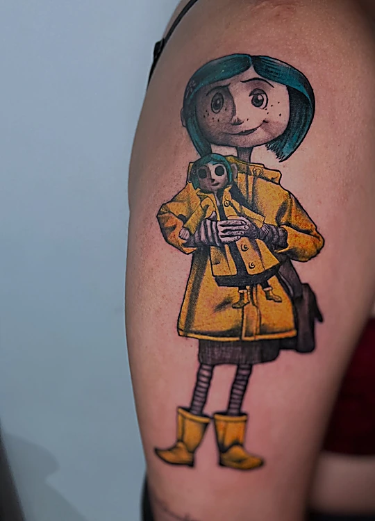 Coraline con impermeable amarillo, a color sobre el brazo
