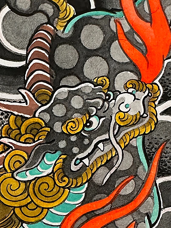 Detalle de un kirin pintado con fuego naranja, nubes doradas y turquesa
