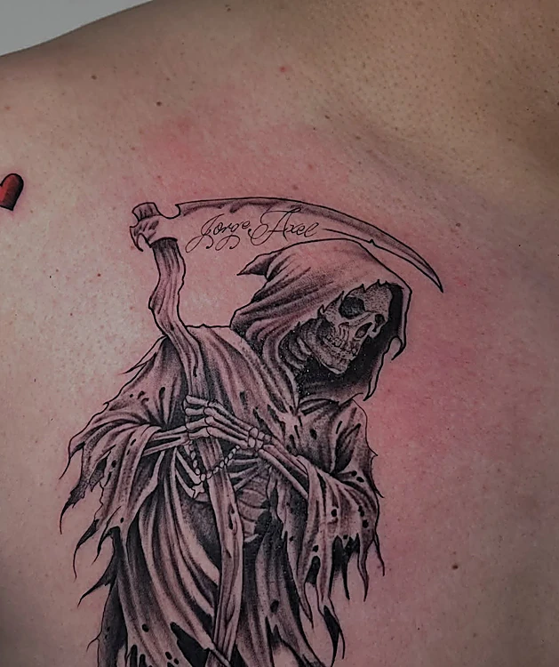 El mismo diseño de la Santa Muerte tatuado en negro y gris en el pecho