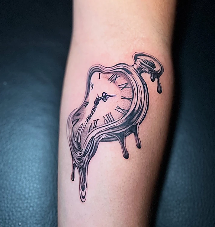 Reloj derretido inspirado en La persistencia de la memoria, en negro y gris